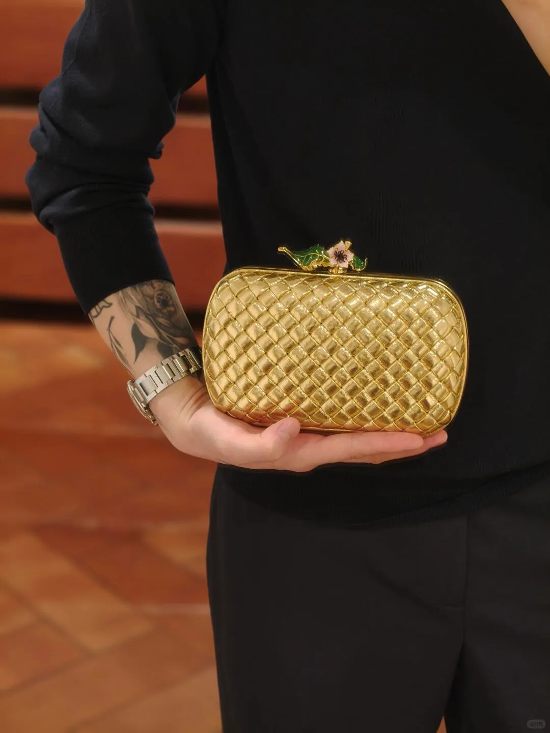 Batch 2100 official website picture/upper body picture ~ The golden Knot clutch is here🌸 This is a very powerful small bag. The craftsmen create a metallic texture on the leather. The metal flowers embellished with enamel are also very smart. They are shiny and materialize the wealth🥰